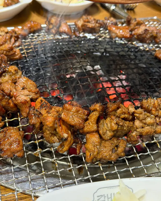 숯불 위에서 맛있게 익어가는 돼지갈비