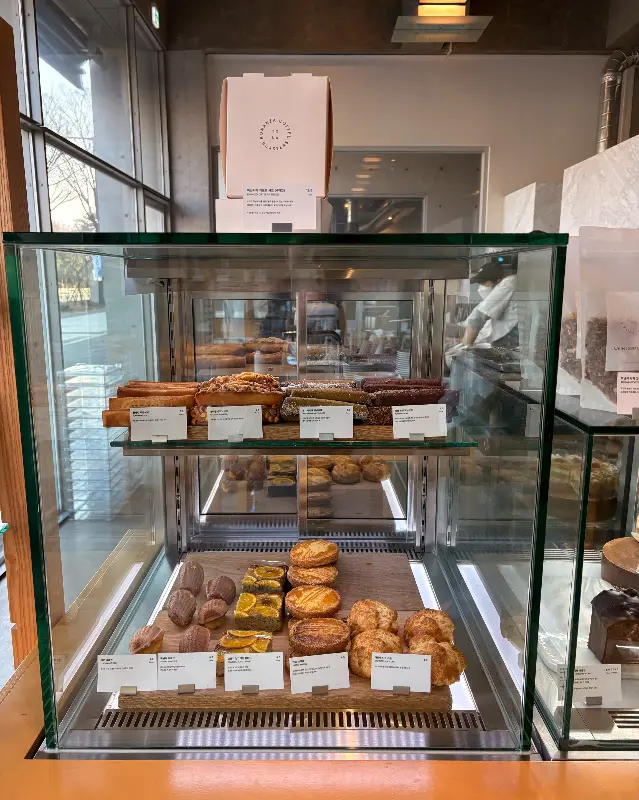 다양한 디저트가 진열된 쇼케이스