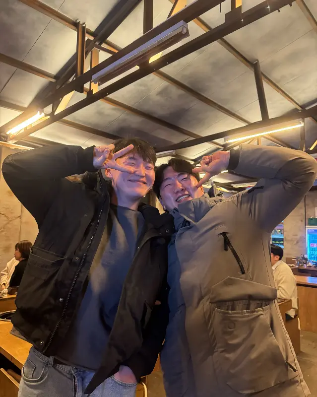 광창에서 즐거운 시간을 보내는 사람들