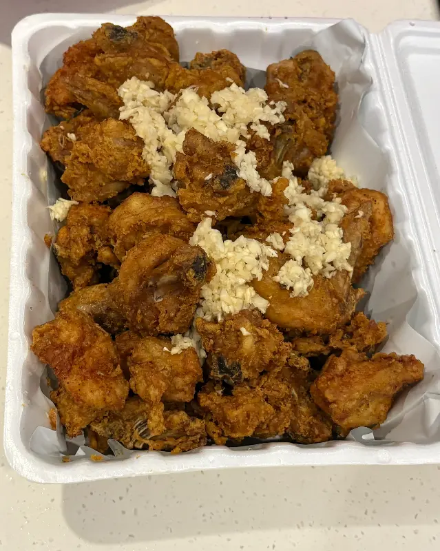 마늘이 듬뿍 올려진 마늘 치킨