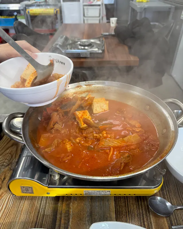 강순자옛맛김치찌개 김치찌개 덜기