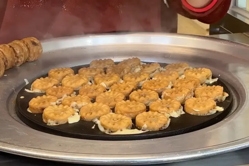 노릇노릇하게 구워지고 있는 국화빵