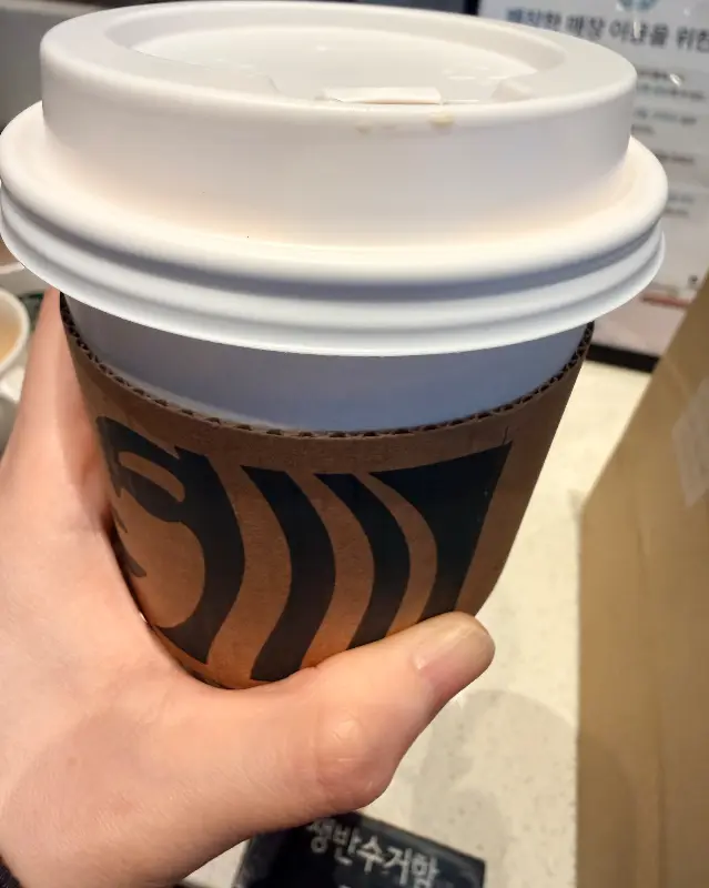 스타벅스 테이크 아웃 컵의 클로즈업