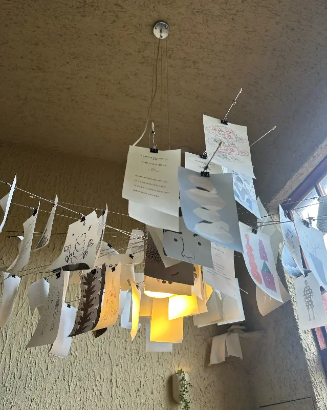 종이 그림이 장식된 독특한 조명