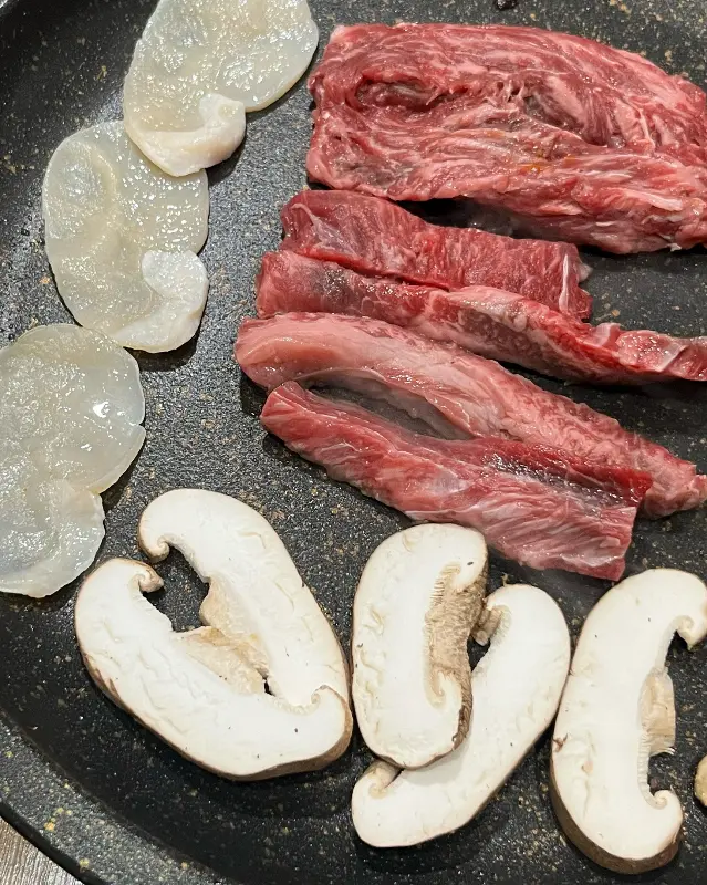 불판 위에 놓인 한우, 키조개, 표고버섯의 신선함이 눈으로도 느껴진다.