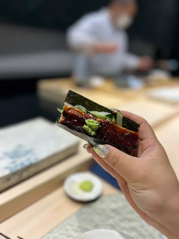 손에 들려진 스시