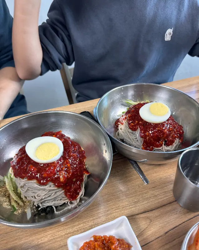 테이블 위에 놓인 두 그릇의 막국수