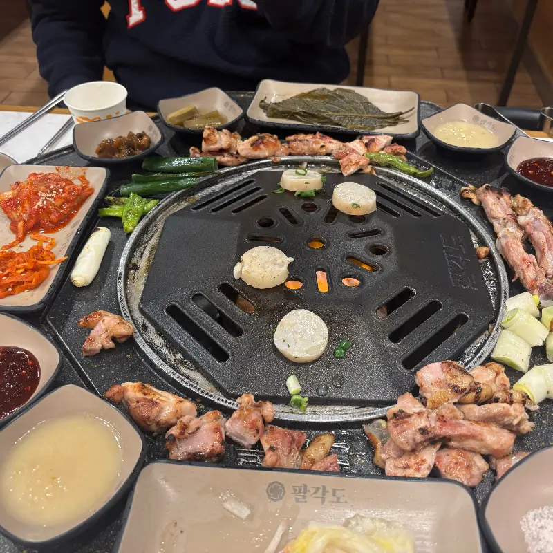 다양한 곁들임 메뉴와 함께 닭갈비를 즐기는 모습