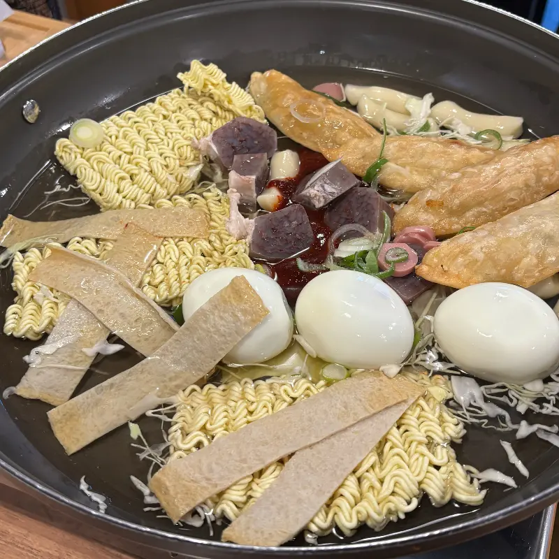 다양한 사리가 듬뿍 들어간 떡볶이