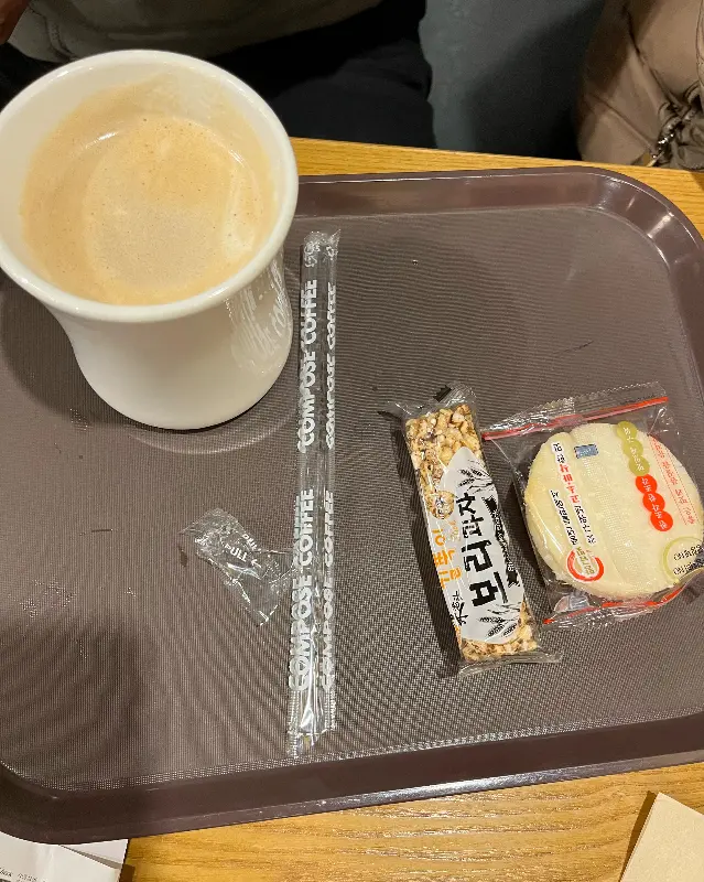 컴포즈 커피와 디저트