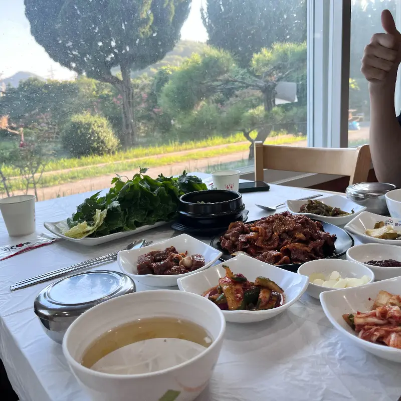 창밖으로 보이는 아름다운 풍경