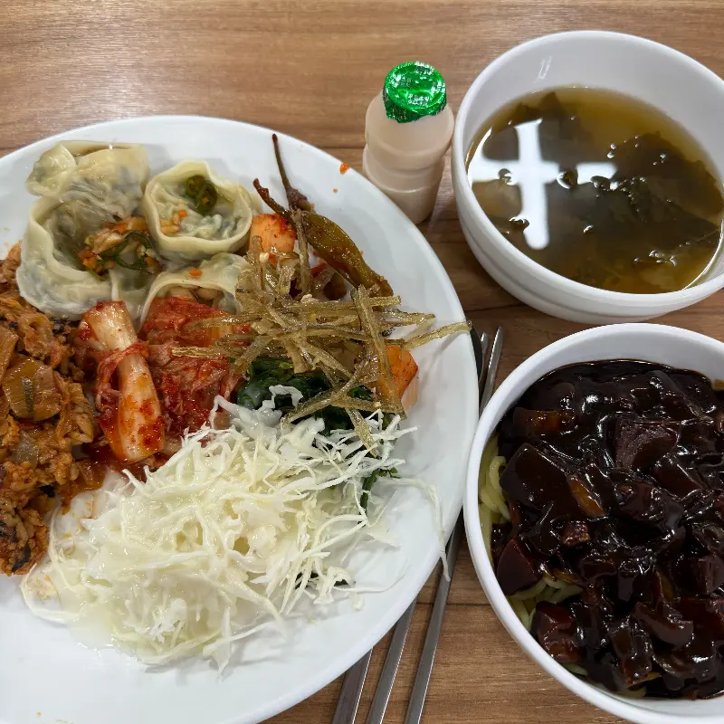 윤기가 흐르는 돼지불고기와 닭갈비