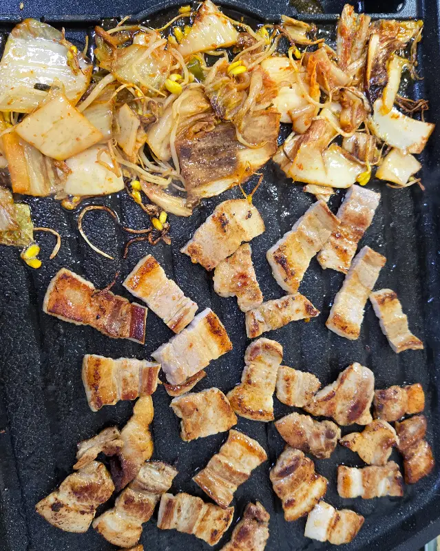 구운 김치와 삼겹살의 조화