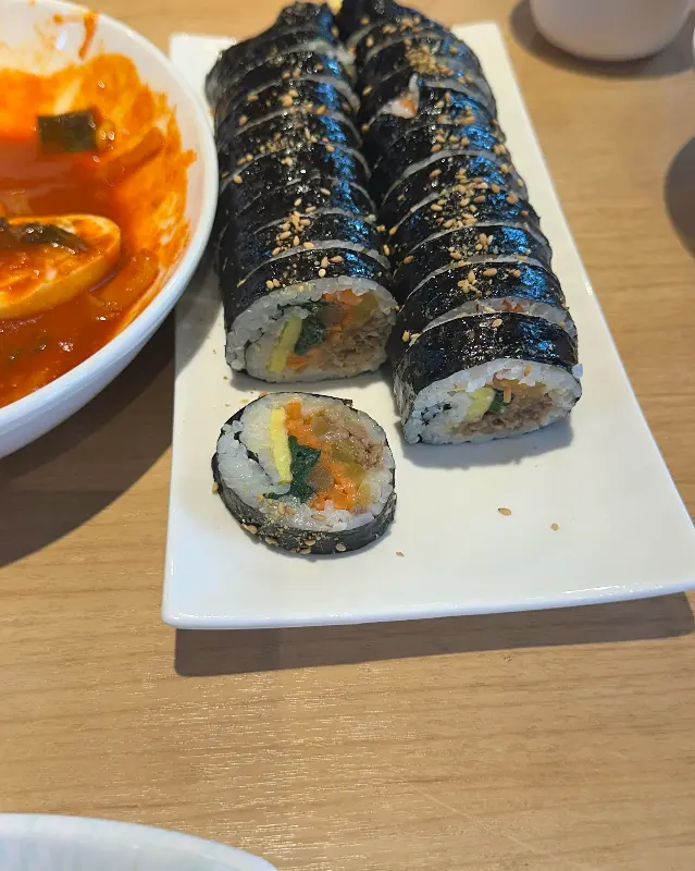 정갈하게 담겨 나온 김밥과 떡볶이