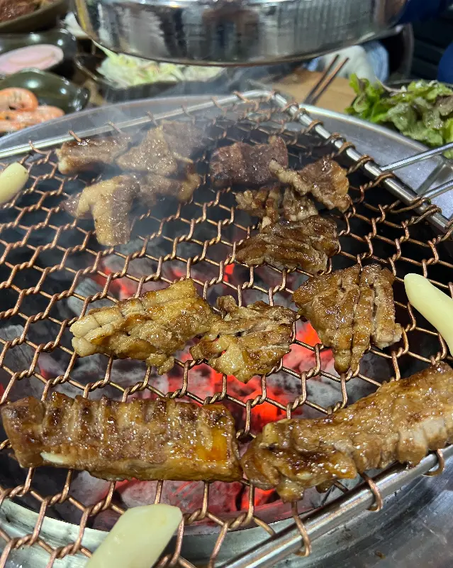 석쇠 위에서 노릇하게 구워지는 돼지갈비
