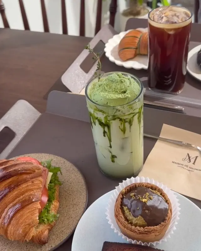 다양한 빵과 음료가 담긴 쟁반