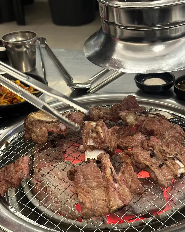 고기를 굽는 모습