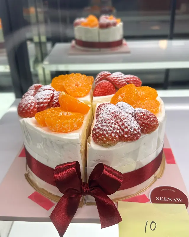 딸기와 생크림의 조화가 돋보이는 케이크