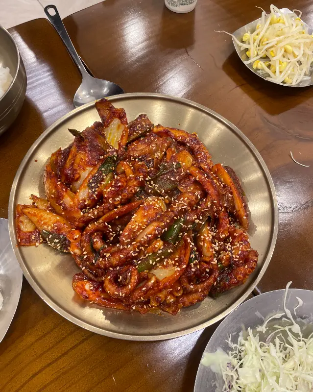 윤기가 좔좔 흐르는 매콤한 낙지볶음