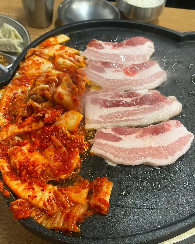 김치와 함께 구워지는 삼겹살