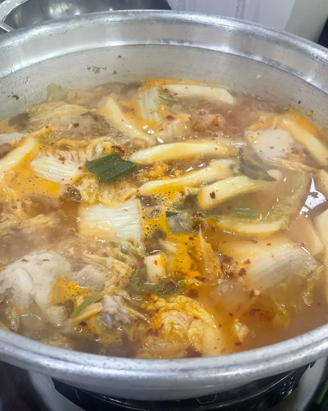 김치와 함께 끓여진 닭한마리