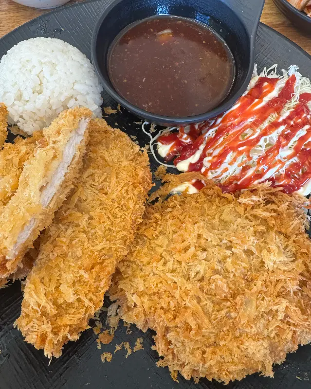 카레 소스가 함께 나오는 수제왕돈까스