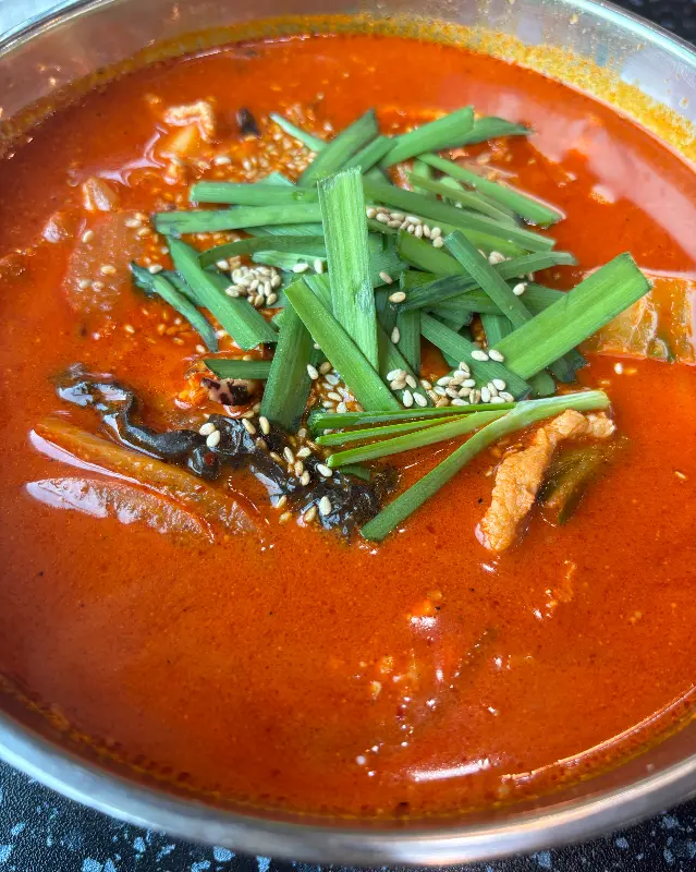 매콤한 짬뽕 국물과 부드러운 순두부의 완벽한 조화