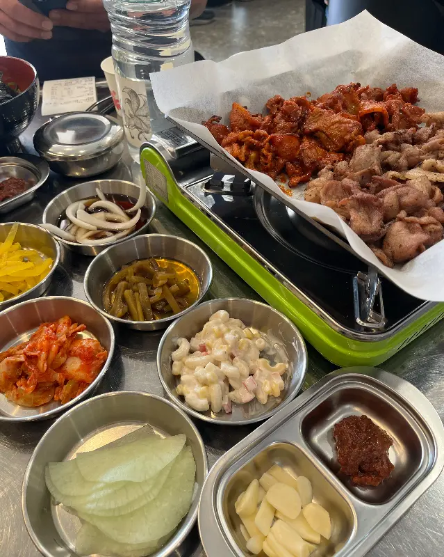 다양한 밑반찬들이 테이블 위에 놓여있다.