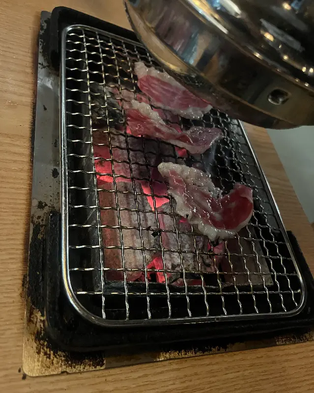 숯불 화로 위에서 구워지는 소고기