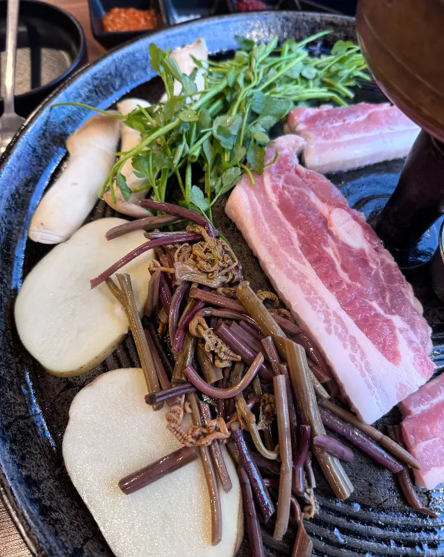 삼겹살과 함께 구워 먹는 고사리의 모습