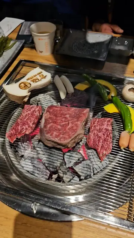 숯불 위에서 익어가는 소고기, 버섯, 호박