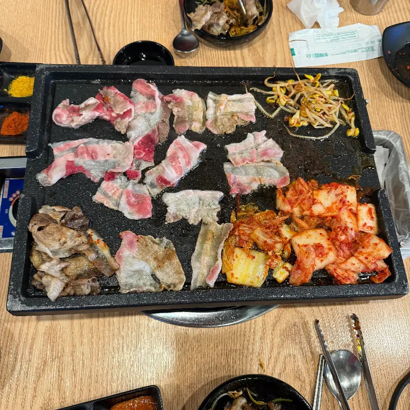 김치, 콩나물과 함께 구워먹는 대패 삼겹살