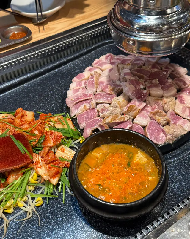 불판 위의 푸짐한 한 상 차림