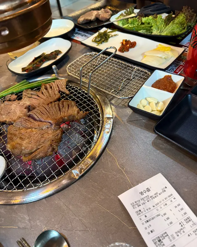 숯불 위에서 맛있게 익어가는 고기