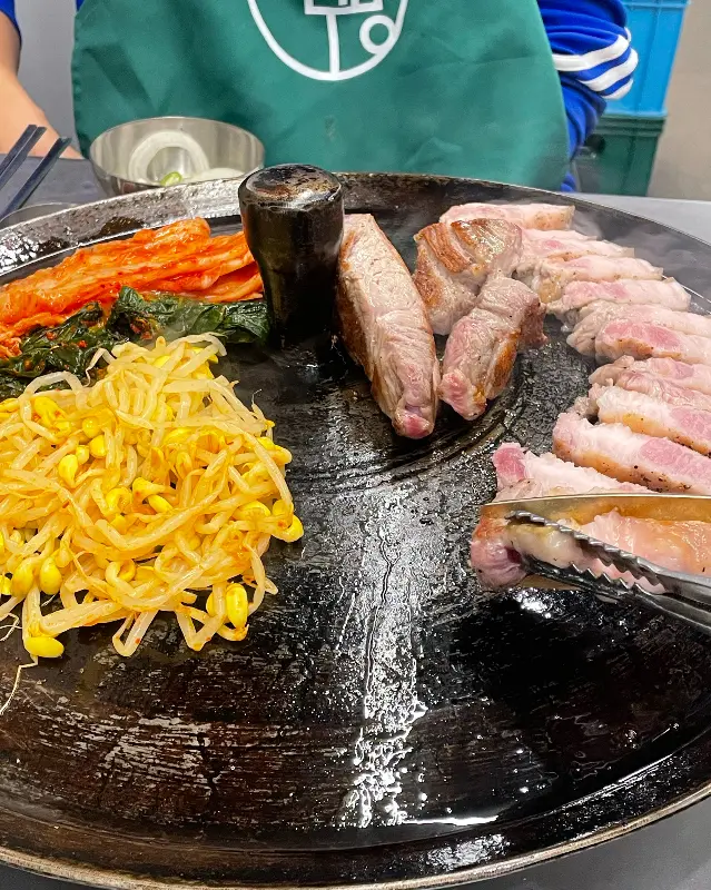 노릇하게 익어가는 목살과 김치, 콩나물