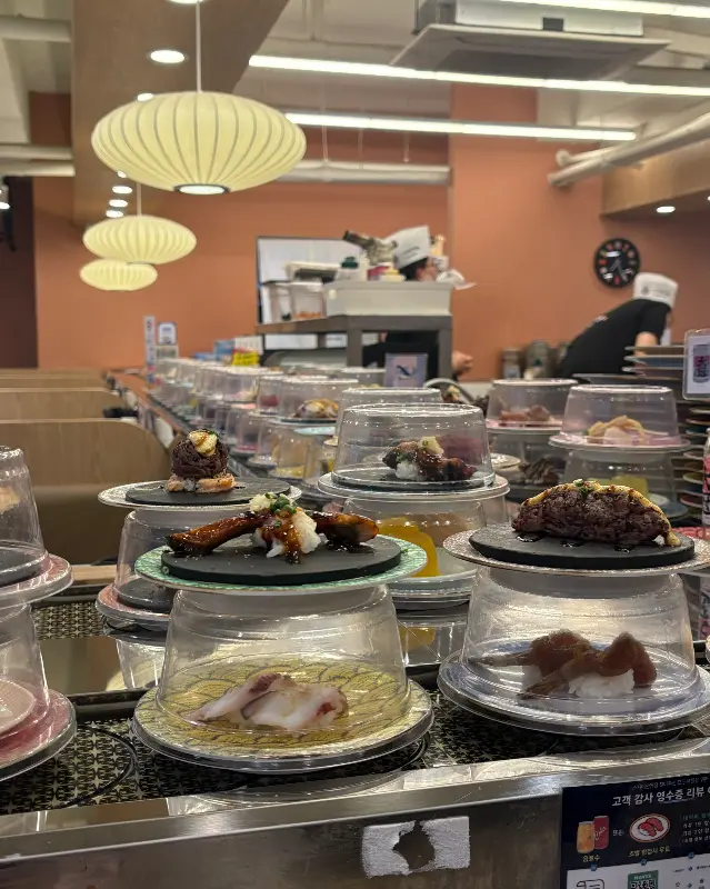 레일 위를 가득 채운 다양한 초밥들