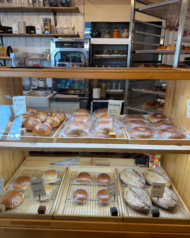 다양한 빵이 진열된 쇼케이스