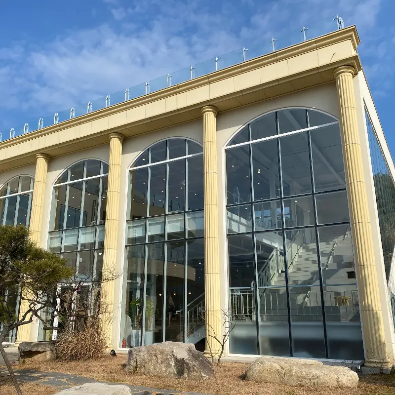 웅장한 외관의 드로핀 카페 건물