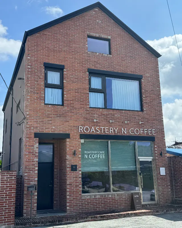 로스터리 엔 커피 건물 외관