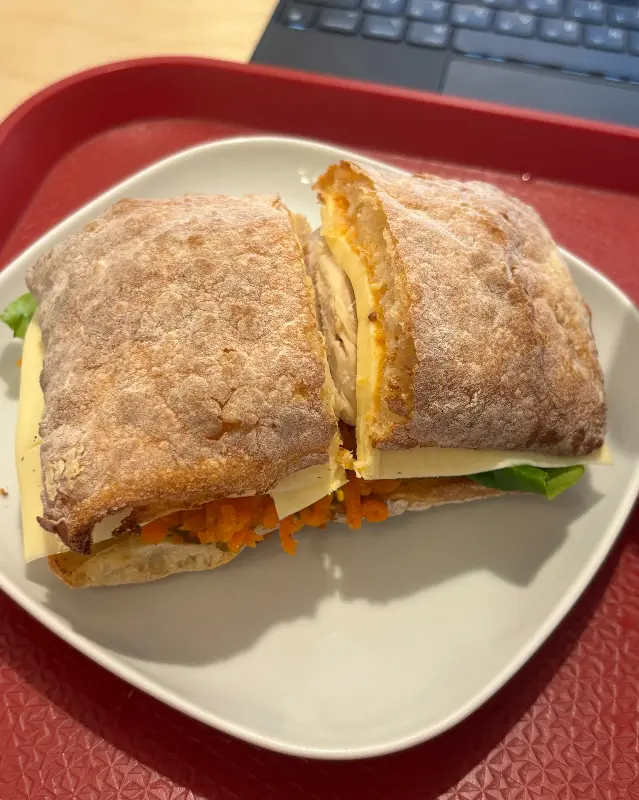 반으로 잘린 닭가슴살 당근라페 샌드위치의 단면