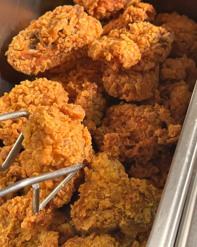 갓 튀겨져 나온 치킨