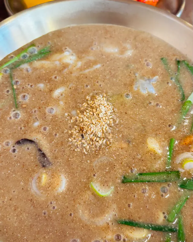 뽀얀 국물에 담긴 들깨칼국수