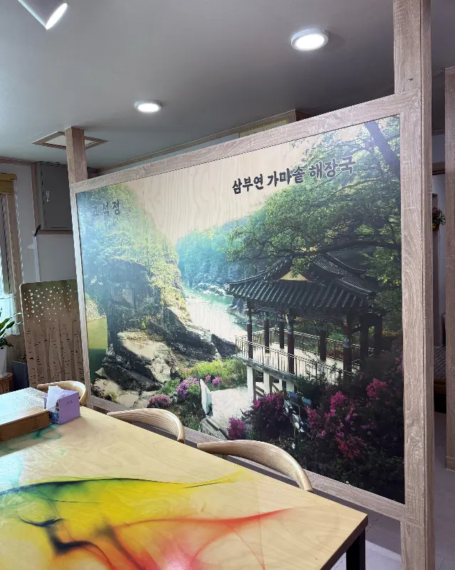 넓고 쾌적한 식당 내부