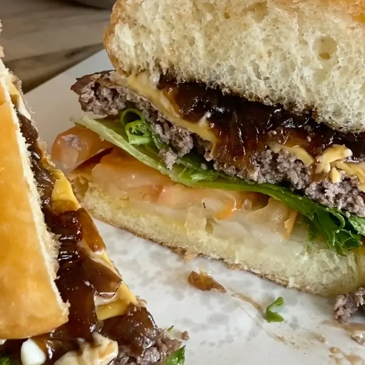 양파 처트니 소스가 듬뿍 들어간 양양 버거의 단면