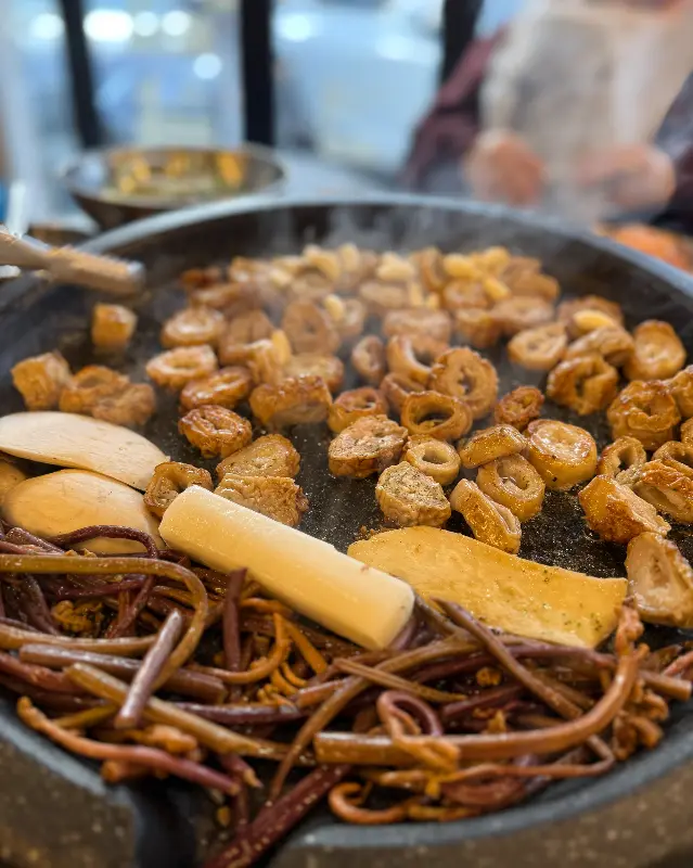 불판 위에서 노릇하게 구워지고 있는 막창
