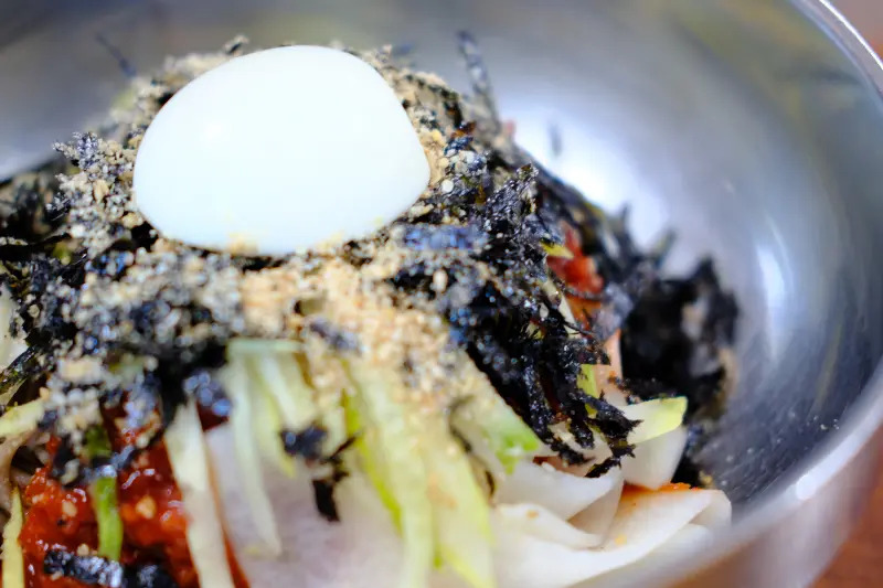 다양한 고명이 올려진 막국수