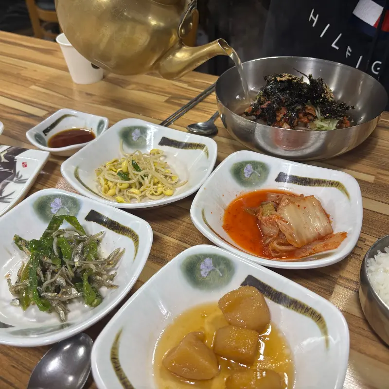 시원한 냉묵밥, 육수를 직접 부어 먹는 재미