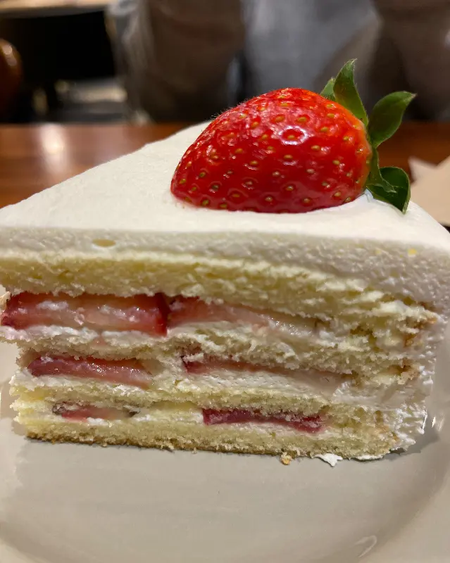 싱싱한 딸기가 듬뿍 올려진 생딸기 쇼트케이크