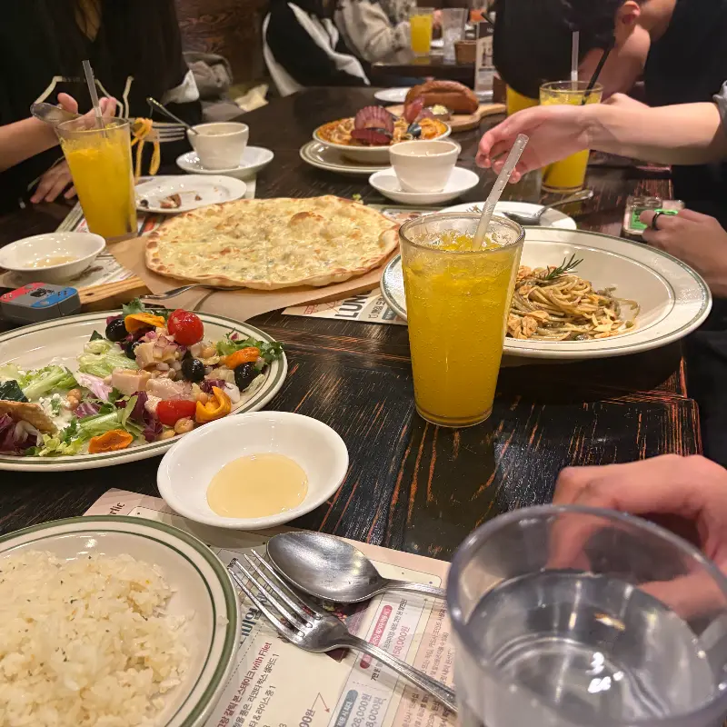 테이블 가득 차려진 음식