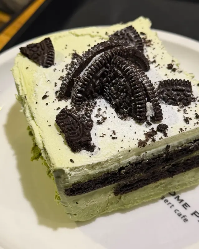 오레오가 듬뿍 올려진 케이크